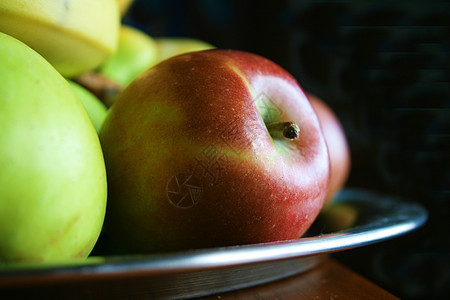 红苹果和绿苹果生活方式水果绿色红色饮食健康饮食自然光果实果汁维生素图片