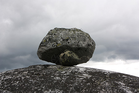 岩石上的岩石旅行假期石头石英游客沼泽风景砂岩石灰石天空图片