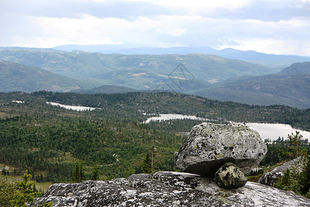 Hornsjen和Djupsjen与岩石的视野船长地标远足游客旅行石头页岩天气假期山脉图片