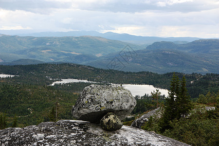 Hornsjen和Djupsjen与岩石的视野公园松树滑雪者石灰石旅行树木天空砂岩山脉地标图片