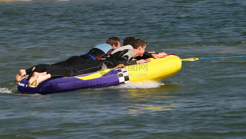 男人在水上玩得开心假期游泳娱乐行动锻炼追求漂浮活动男性海浪图片