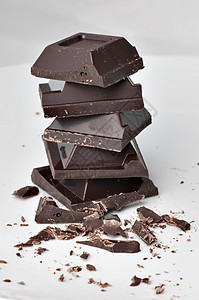 白色背景上堆积的巧克力块黑色食物图片