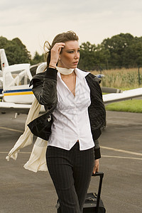机场一名年轻女商务人士飞行公务机旅行财富交通飞机商界商务奢华方式图片
