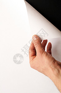 纸和手文档卷曲黑色床单角落商业广告手指办公室杂志背景图片
