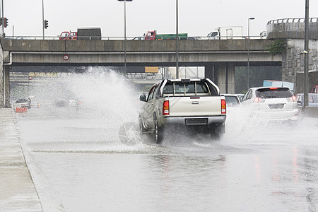 暴雨的运输天气车辆高架城市下雨卡车驾驶洪水雨滴运动图片