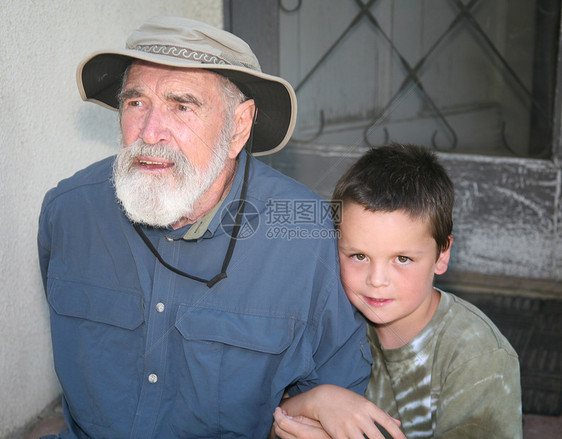 外祖父和孙子在门廊上图片