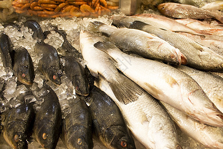 供出售的新鲜海产食品零售营养销售海洋美食市场海鲜食物对虾零售业图片