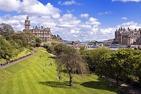 苏格兰爱丁堡历史花园建筑物晴天树木公园观光城市天空王子图片