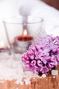 浴盐和蜡烛紫丁香火焰香水按摩洗澡芳香宏观紫色化妆品木头图片