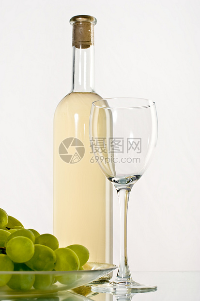 白葡萄酒饮料白色高脚杯玻璃瓶子食物盘子图片