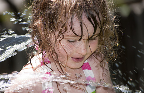 女孩在水里玩耍运动比基尼女孩们幸福享受家庭生活小女孩友谊休闲喷涂图片