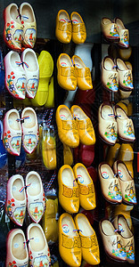 荷兰木制鞋作为纪念品出售尺寸木鞋木屐黄色店铺销售木头游客旅游图片