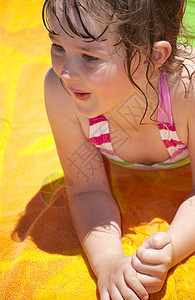 女孩在水里玩耍摄影小女孩享受休闲喷涂恶作剧孩子运动金发游泳衣图片