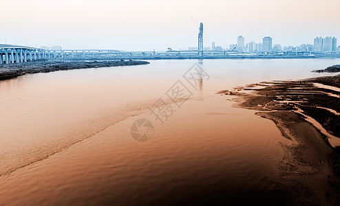 与河流相伴的城市之夜天际建筑学城市场景风景景观日落地标港口市中心图片