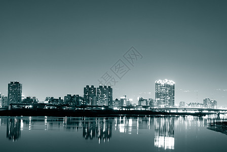 城市之夜天际吸引力港口景观城市反射场景风景日落戏剧性图片