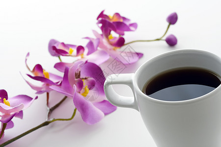 上午早餐早餐拿铁咖啡杯子兰花背景图片