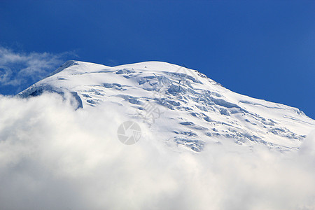 阿尔卑斯山一座山的美丽的雪顶季节天空蓝色滑雪顶峰高度风景岩石旅行山脉背景图片