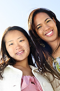 年轻女孩朋友朋友们多样性幸福女士少数民族女朋友女性女孩们学生青年图片