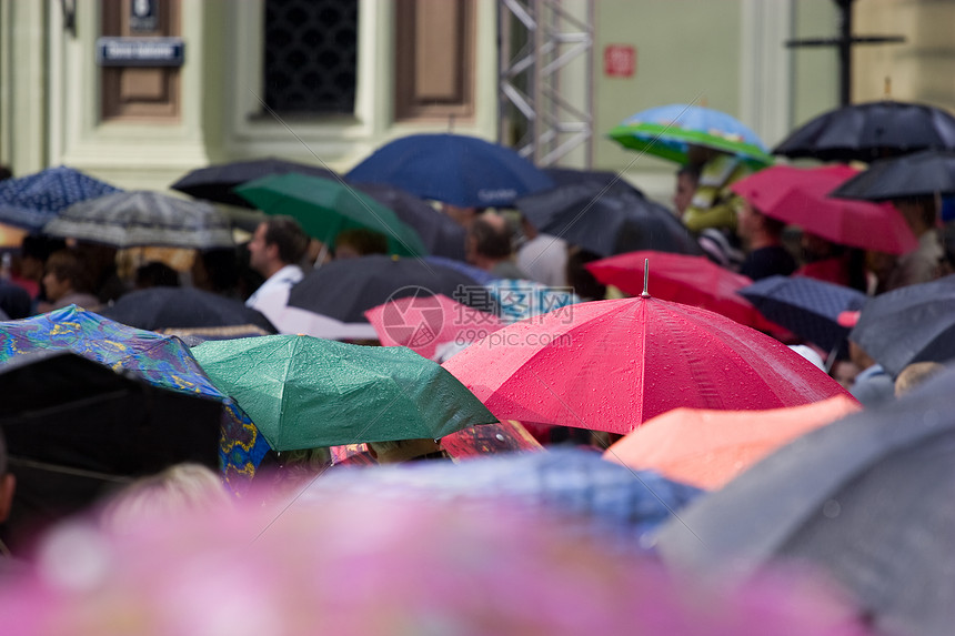 有雨伞的人挤满人群街道暴民水分男人湿气天气细雨部落乌合之众城市图片