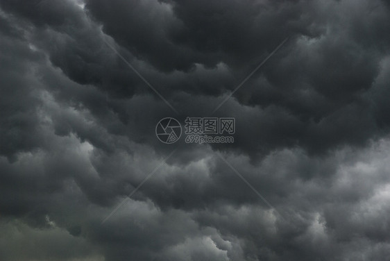 暴风雨前的天空多云黑色天气风暴图片