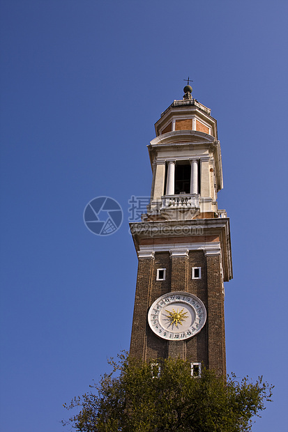 教堂钟塔数字圣使徒教会地标太阳阳光照射时间钟表图片