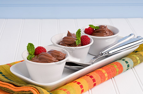 巧克力布丁奶油状甜点杯子图片