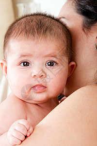 抚养婴儿的母亲新生女孩女性女士唾液图片