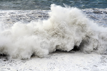 巨大的波浪力量流动喷口激流雨滴气旋海啸口渴风暴紧张图片