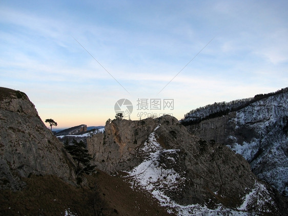 岩石空地木头冰川植物群风景登山斜坡山丘雪峰旅行图片