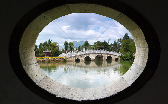 中国利江的风景公园人行道村庄土地风景公园传统窗户框架寺庙反射图片