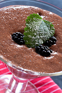 巧克力布丁在一个花丽玻璃杯中棕色糖果甜点盘子柠檬可可奶油状玻璃烹饪食物图片