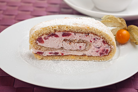 白盘上一块果冻卷饼片食物漩涡风格营养装饰诱惑奶油粉末酸浆糕点图片