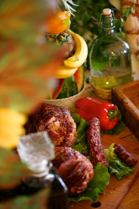 农房餐桌香肠奢华水果辣椒红色食物火腿辣根桌子图片