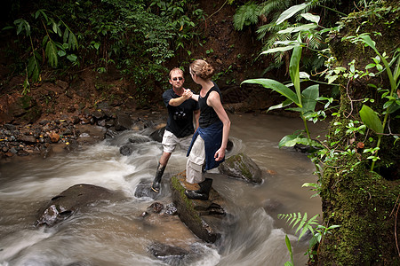 妇女帮助男子跨越哥斯达黎加河图片