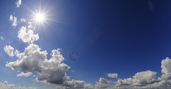蓝色天空和太阳图片