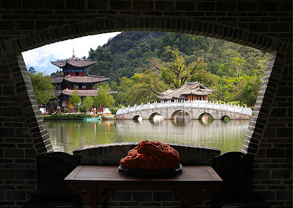 中国利江的风景公园游客村庄街道旅游观光场地溪流寺庙人行道反射图片
