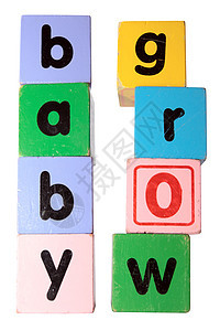 在玩具中成长的婴儿 玩带剪切路径的区块字母图片