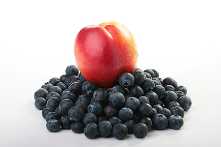 蓝莓和桃桃红色浆果蓝色背景