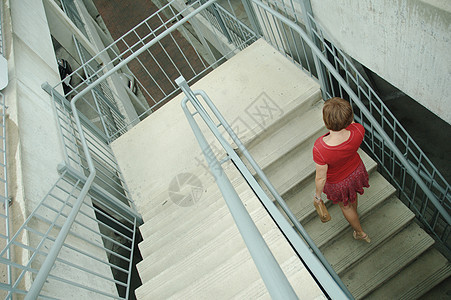 城市妇女都市女性栏杆宝贝楼梯白色通勤者图片