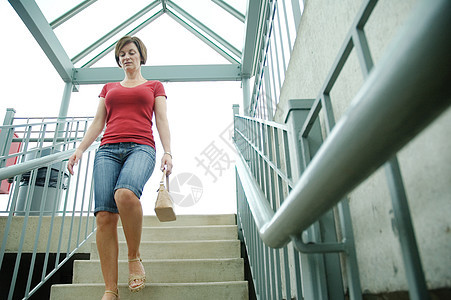 城市妇女白色都市宝贝女性楼梯通勤者栏杆图片
