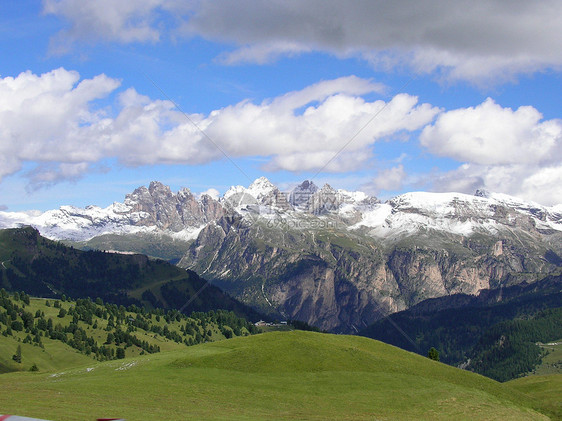 山蓝色山脉草地岩石高山天空蝶鞍团体晴天全景图片