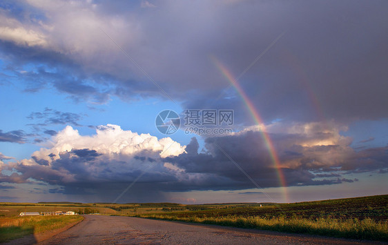 美丽的彩虹场地农村赛道绿色天空地平线暴风云草地多云草原图片