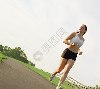 美丽的女选手火车慢跑者行动运动员运动赛跑者跑步天空女孩成人图片