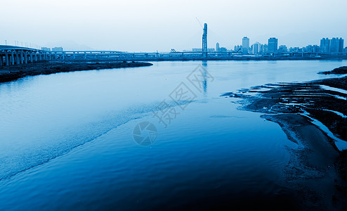 与河流相伴的城市之夜天际吸引力市中心风景景观反射地标建筑学公寓建筑图片