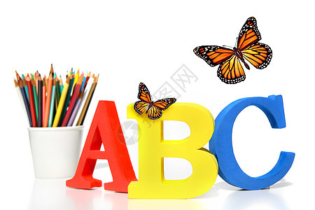 白纸上有铅笔的ABC字母公司童年教育黄色白色蝴蝶大写字母幼儿园静物语法图片