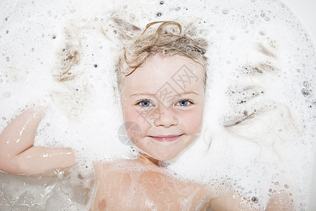 泡泡浴中的女孩白色乐趣人脸美容气泡治疗童年女性婴儿快乐图片