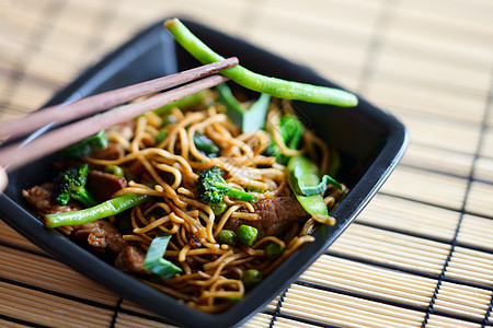 美味的肉烹饪厨房餐厅蔬菜面条宏观维生素午餐绿色白色图片