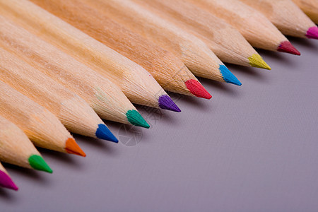 彩色铅笔绘画蓝色工具木头艺术家白色绿色学校橙子艺术背景图片