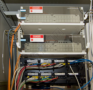配有许多多色RJ45网络电缆的交换台图片