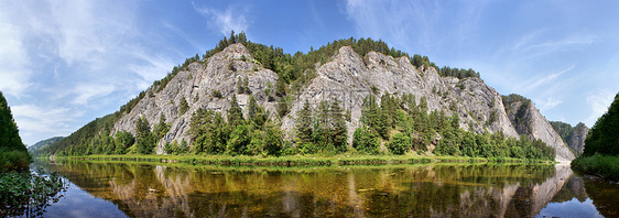 乌拉尔山灰色全景白色天空石头绿色海岸线蓝色树木岩石图片